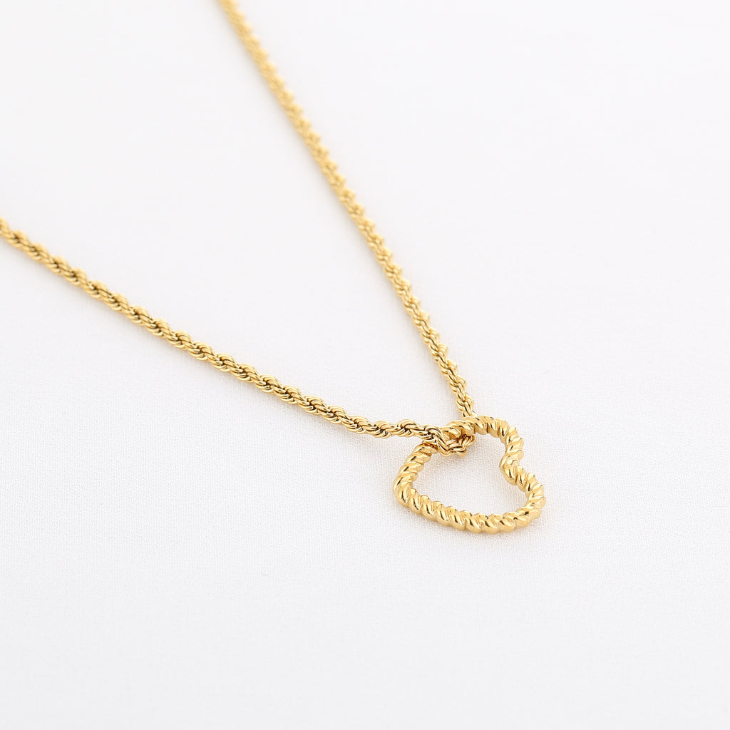 Amorélia – Gouden Hart Ketting – Stainless Steel Close Up