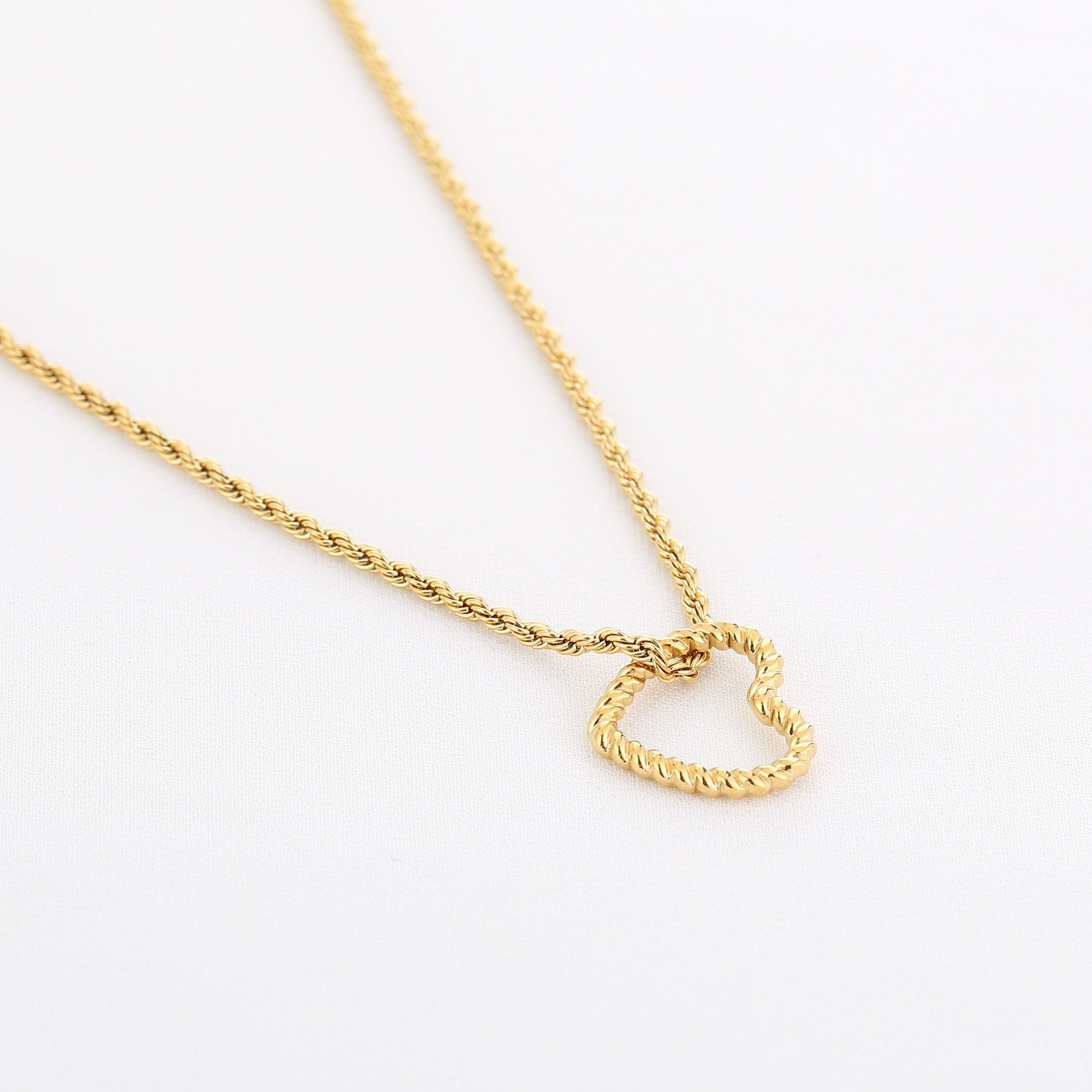 Amorélia – Gouden Hart Ketting – Stainless Steel Close Up