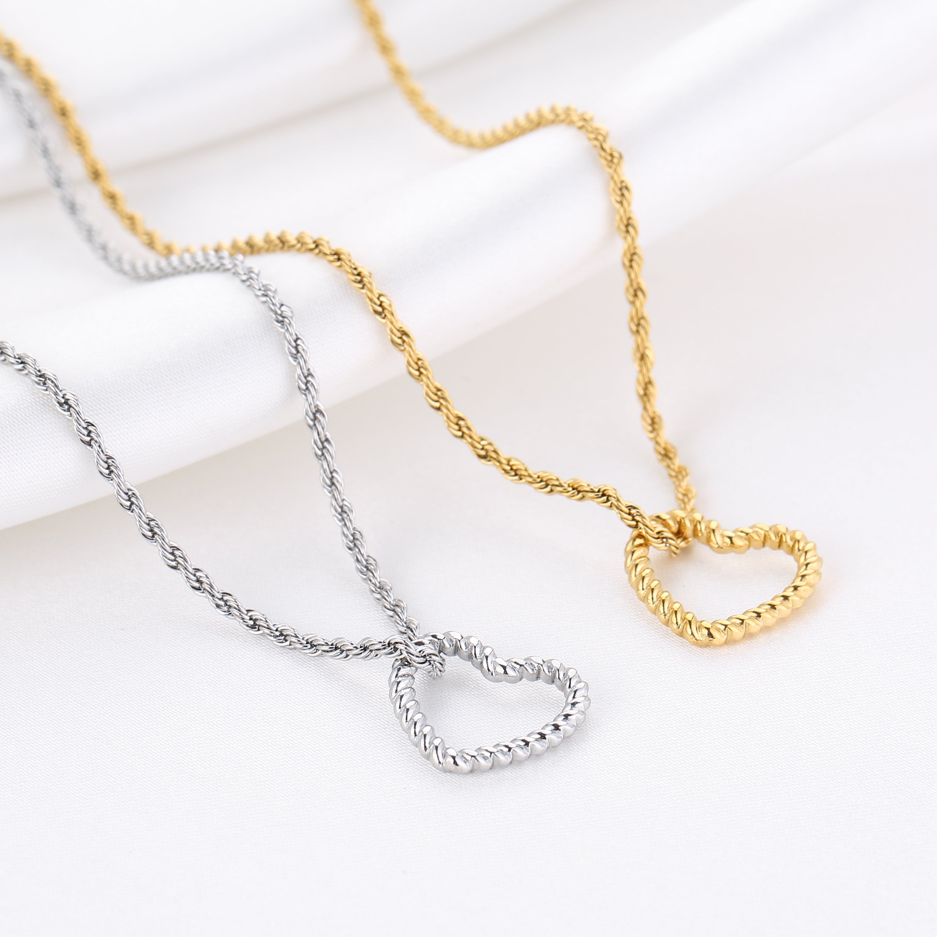 Amorélia – Zilveren en gouden Hart Ketting – Stainless Steel Close Up