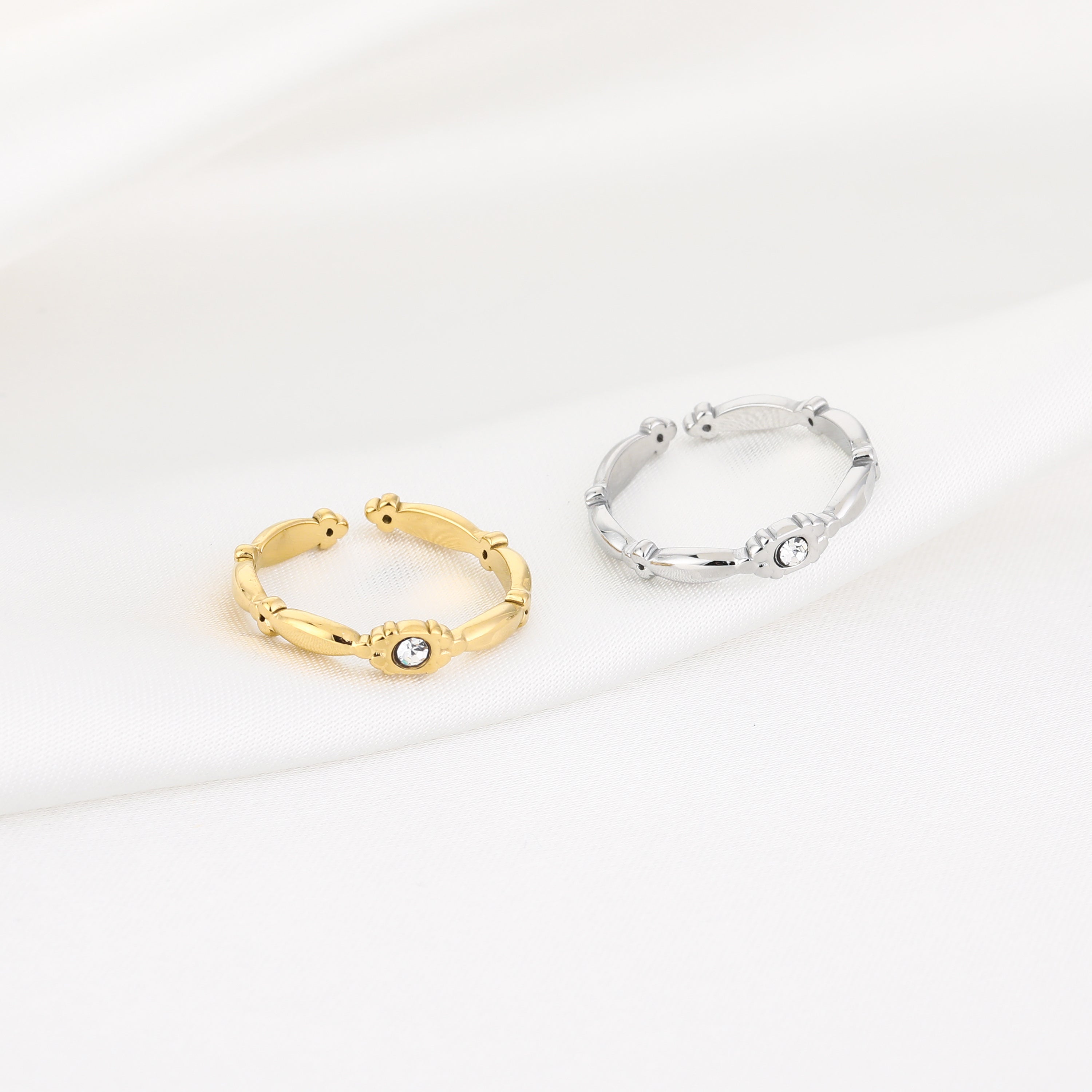 Mireille - Zilveren Zirkonia Ring - Close-up van zirkonia stenen