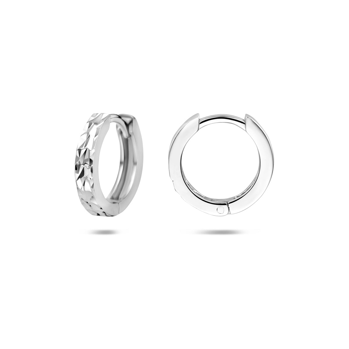 Close-up detail gediamanteerde afwerking zilveren oorbellen dames - City Juwelier