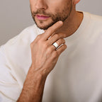 Close-up gerhodineerde 925 zilveren heren ring met brede band - City Juwelier