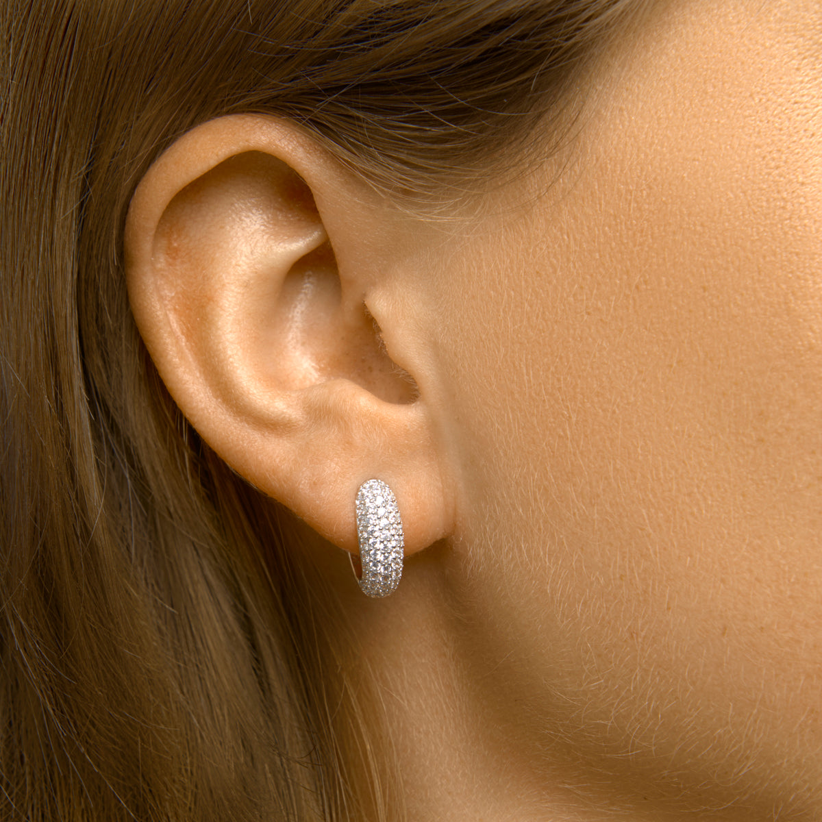 Close-up gerhodineerde 925 zilveren oorbellen met zirkonia steentjes - City Juwelier