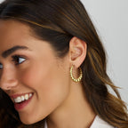 Close-up goudkleurige creolen oorbellen detail afwerking - City Juwelier