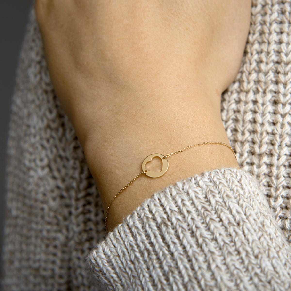 Close-up hart hanger aan gouden armband 14K geelgoud - City Juwelier