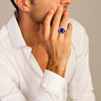 Close-up lapis lazuli steen in 925 zilveren zegelring - City Juwelier