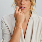 Close-up paperclip schakels gouden armband met synthetische parel - City Juwelier