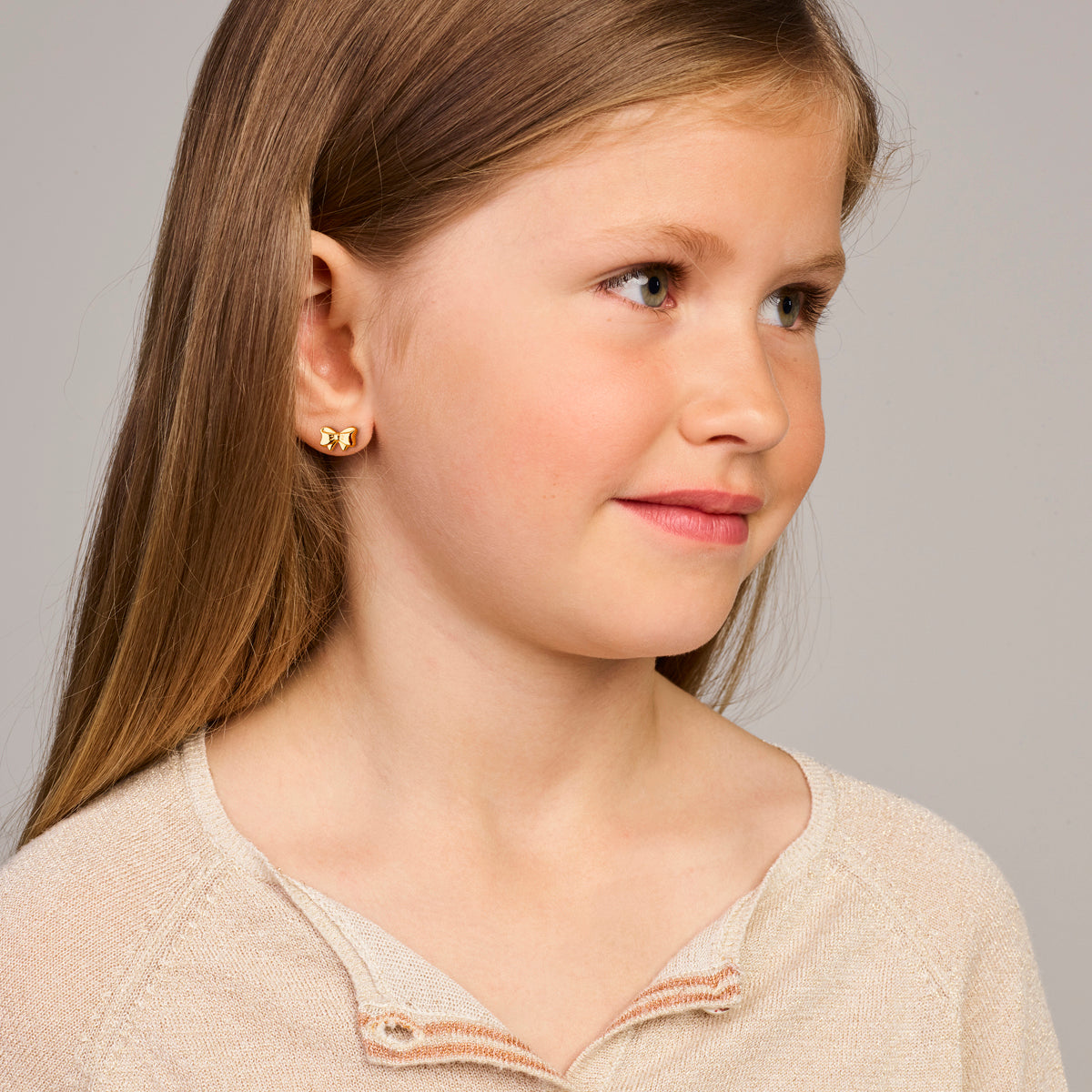 Close-up van 14K gouden oorknoppen met strik detail voor meisjes - City Juwelier