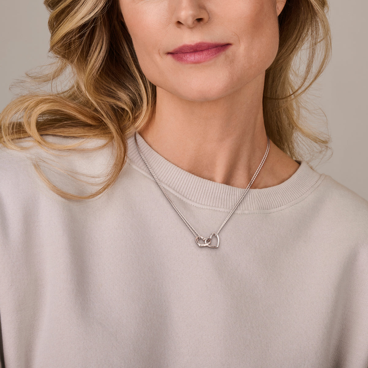 Close-up van 925 sterling zilveren ketting met hartjes hanger - City Juwelier