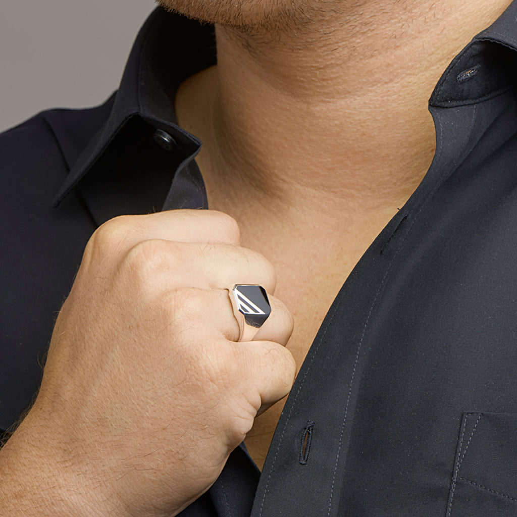 Close-up van 925 sterling zilveren zegelring met zwarte onyx steen - City Juwelier
