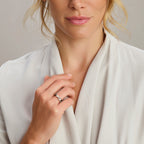 Close-up van 925 zilveren ring met fonkelende zirkonia steentjes - City Juwelier