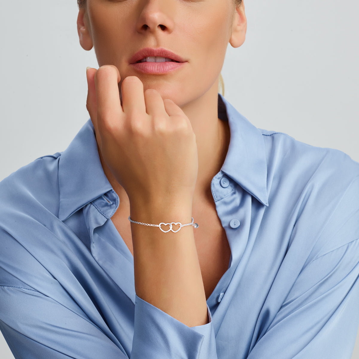 Close-up van elegante zilveren armband met hartjes detail - City Juwelier