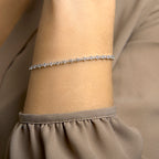 Close-up van fonkelende zirkonia steentjes in 925 zilver tennis armband - City Juwelier