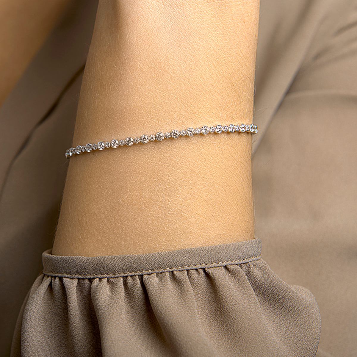 Close-up van fonkelende zirkonia steentjes in 925 zilver tennis armband - City Juwelier