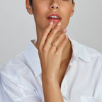 Close-up van gedraaide gouden ring voor vrouwen in 14K geelgoud - City Juwelier