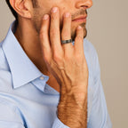 Close-up van geoxideerde 925 zilveren ring met vintage afwerking voor mannen - City Juwelier