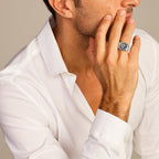 Close-up van gerhodineerde zegelring met ster detail - City Juwelier