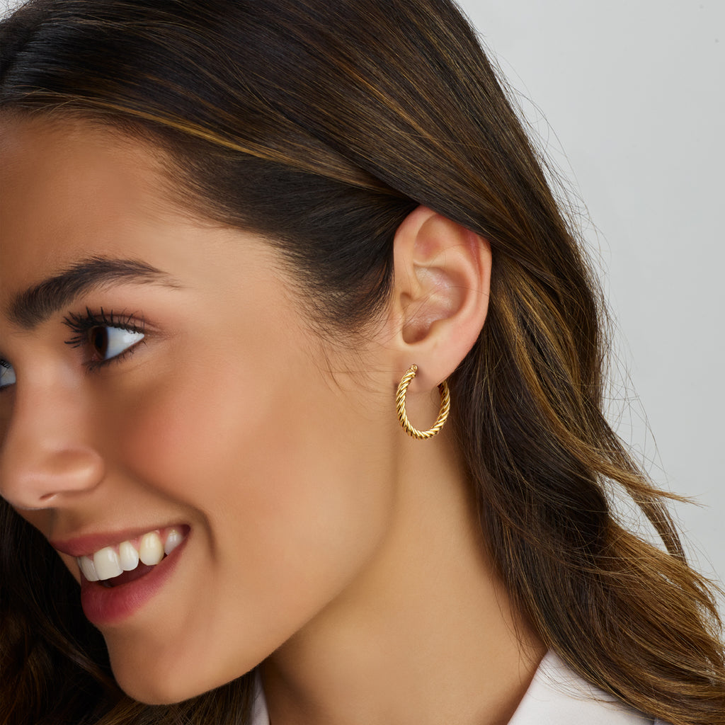 Close-up van gouden creool oorbellen in gold plated stainless steel - City Juwelier