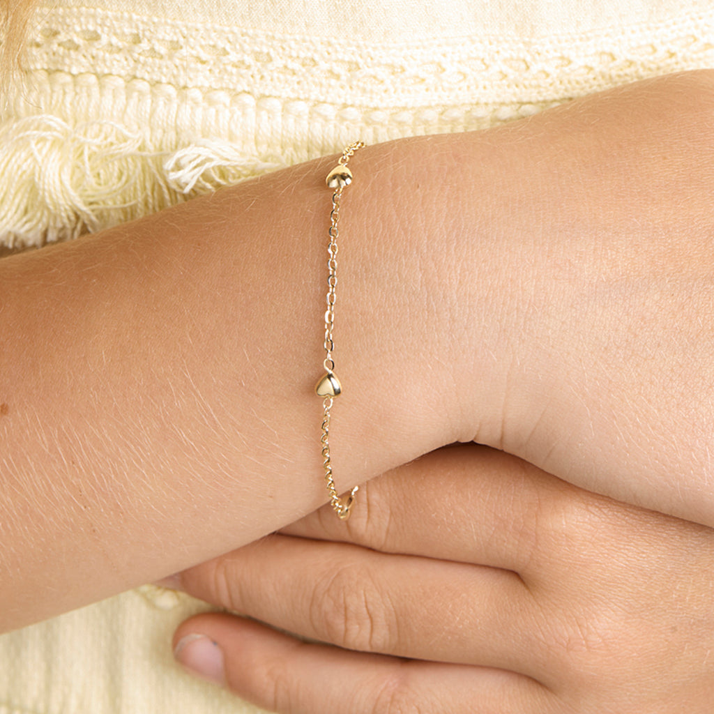 Close-up van gouden hartjes kinderarmband 14K geelgoud - City Juwelier