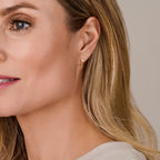 Close-up van gouden oorbellen met fonkelende zirkonia - City Juwelier