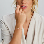 Close-up van hart en infinity bedel op zilveren armband - City Juwelier