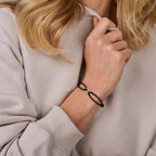 Close-up van hart hanger op gouden armband met zwarte coating - City Juwelier