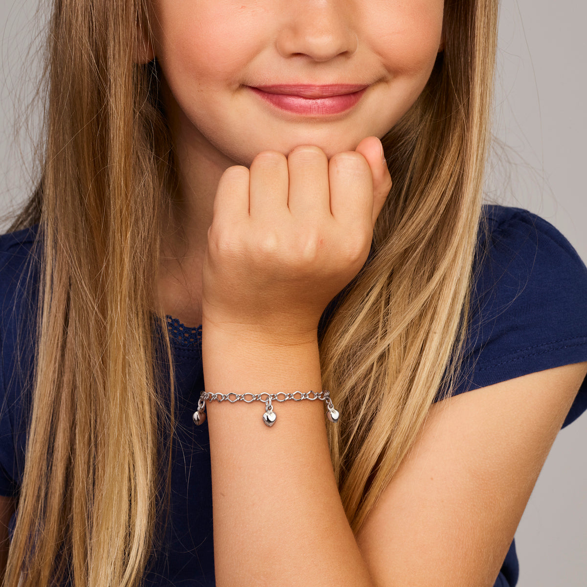 Close-up van hartjesschakels op zilveren kinderarmband met verstelbare sluiting - City Juwelier