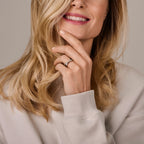 Close-up van moderne zilveren ring in 925 zilver met rhodium afwerking - City Juwelier