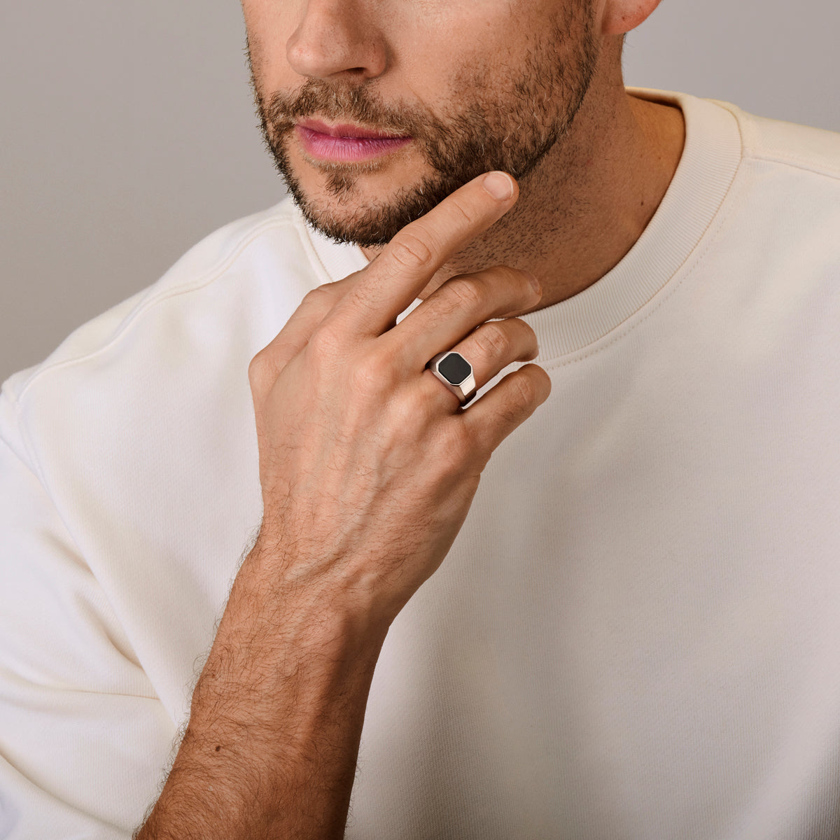 Close-up van onyx steen in 925 zilveren zegelring - City Juwelier