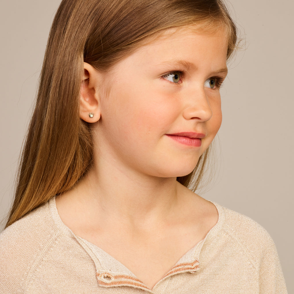Close-up van speelse 14K gouden kroon oorbellen voor meisjes - City Juwelier