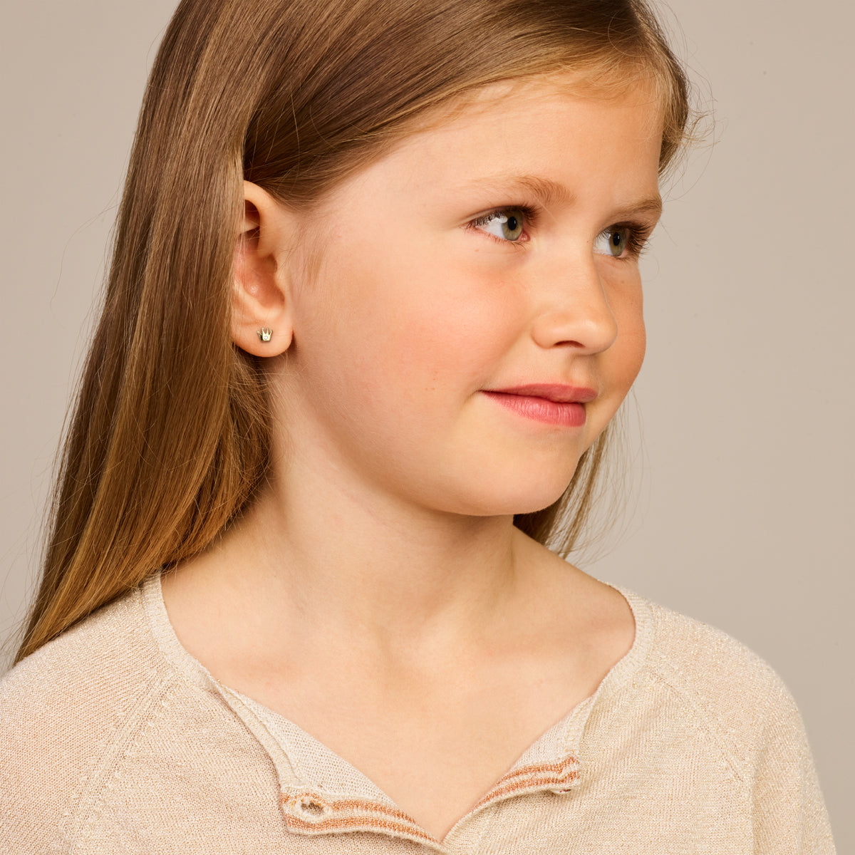 Close-up van speelse 14K gouden kroon oorbellen voor meisjes - City Juwelier