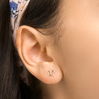 Close-up van speelse vlinder kinderoorbellen in geelgoud - City Juwelier