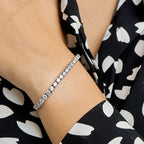 Close-up van tennis armband met schitterende zirkonia stenen - City Juwelier