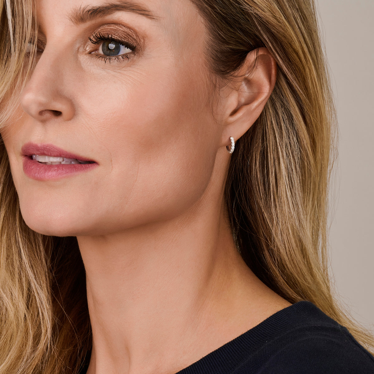 Close-up van zirkonia steentjes op zilveren oorbellen - City Juwelier