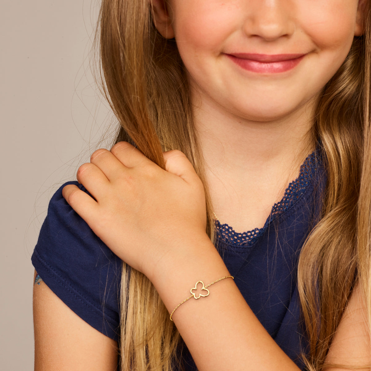 Close-up vlinder detail op gouden kinderarmband 14K - City Juwelier