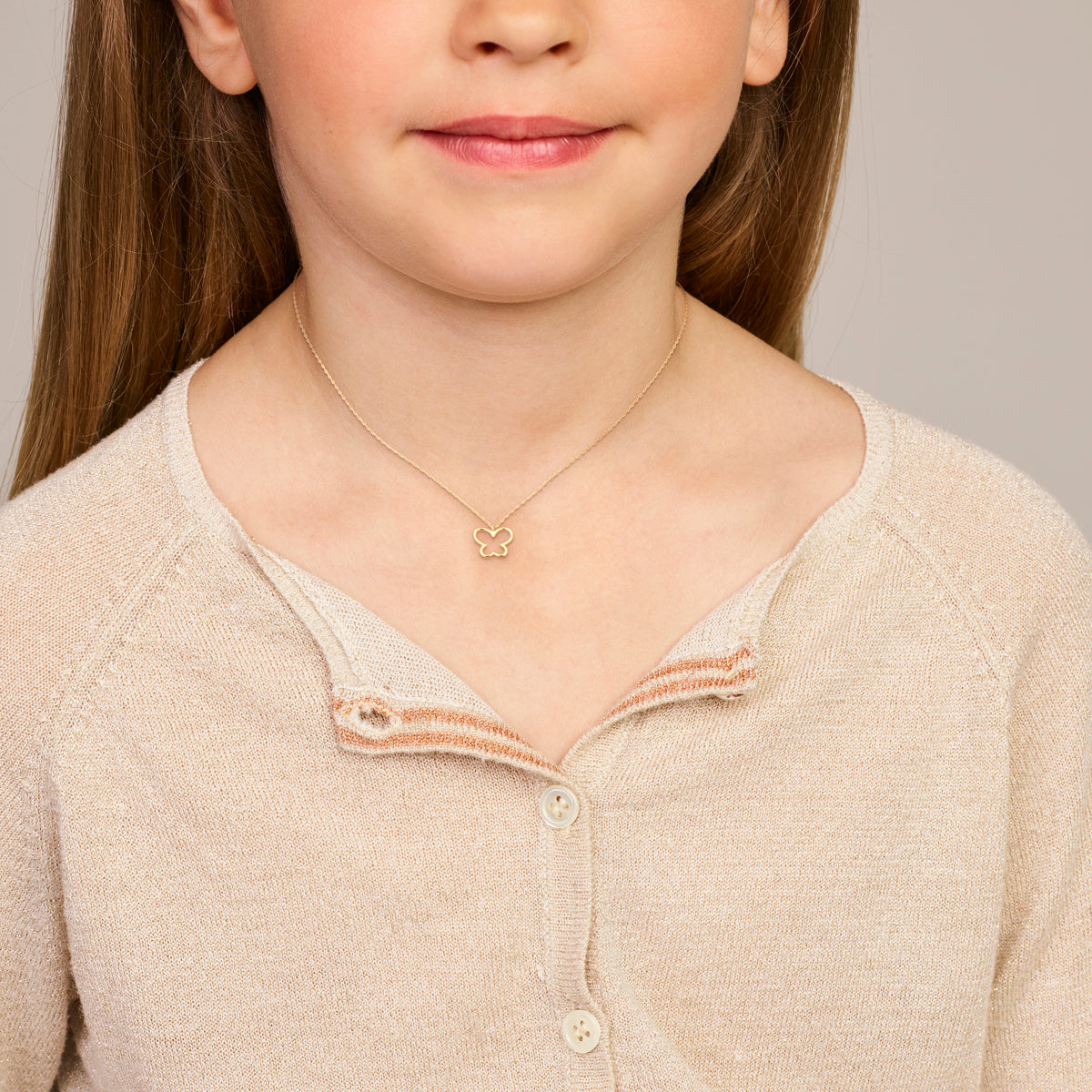 Close-up vlinder hanger in 14K geelgoud kinderketting - City Juwelier