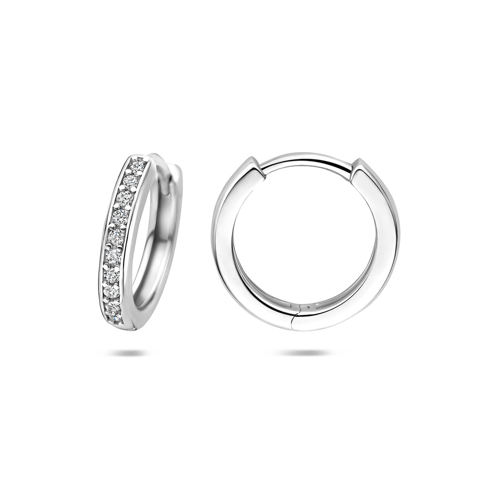 Close-up zilveren oorbellen dames met zirkonia detail - City Juwelier