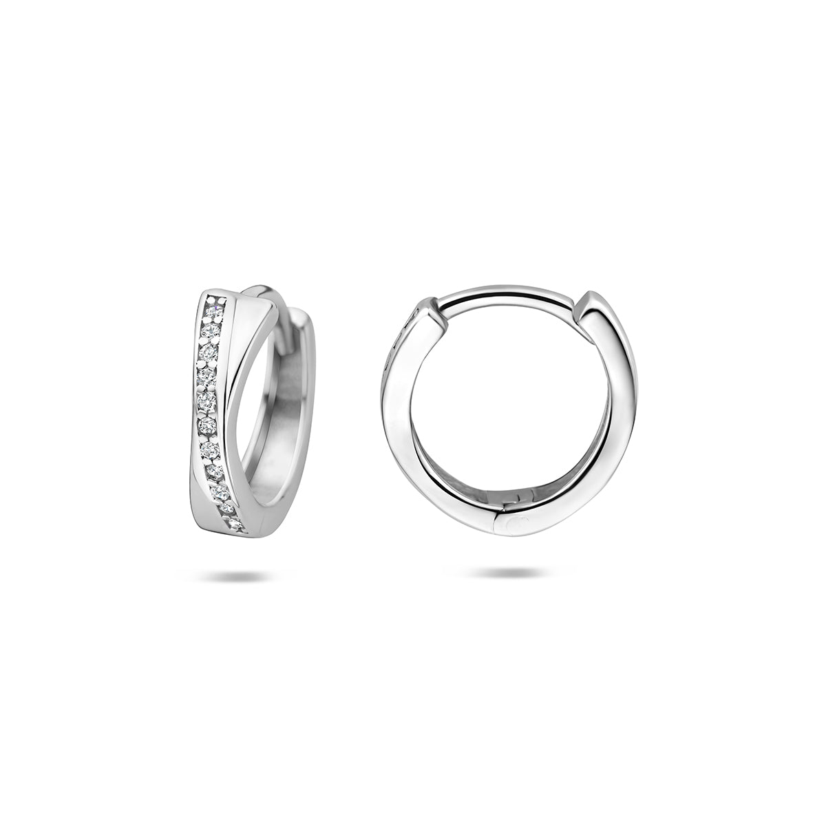 Close-up zilveren oorbellen dames met zirkonia detail van de schittering - City Juwelier