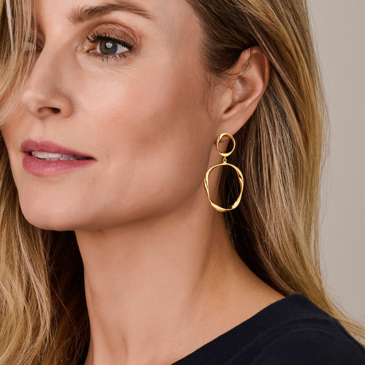 Detail van Aurelia gouden oorbellen met gedraaid design - City Juwelier