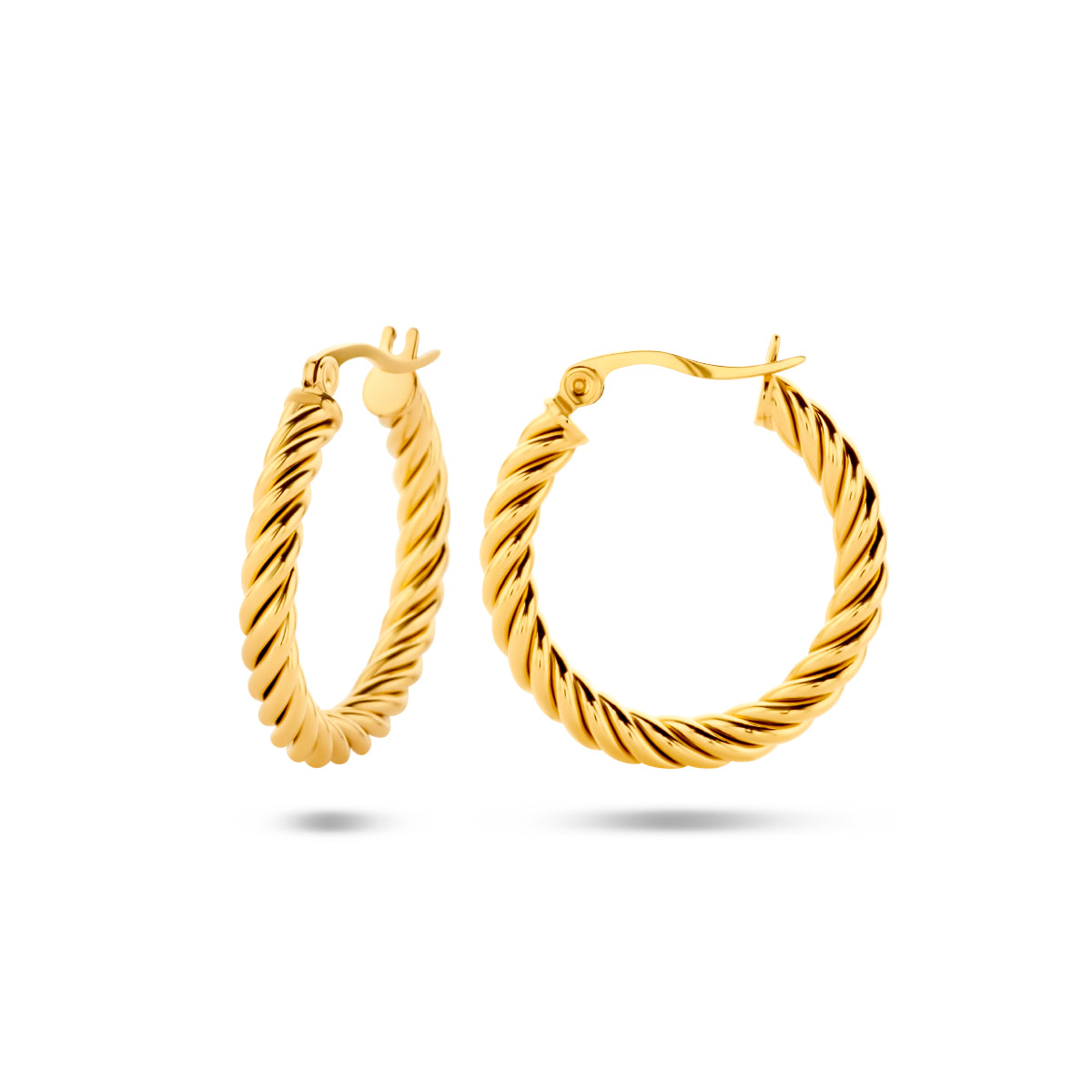 Detail van gouden creool oorbellen met kliksluiting - City Juwelier