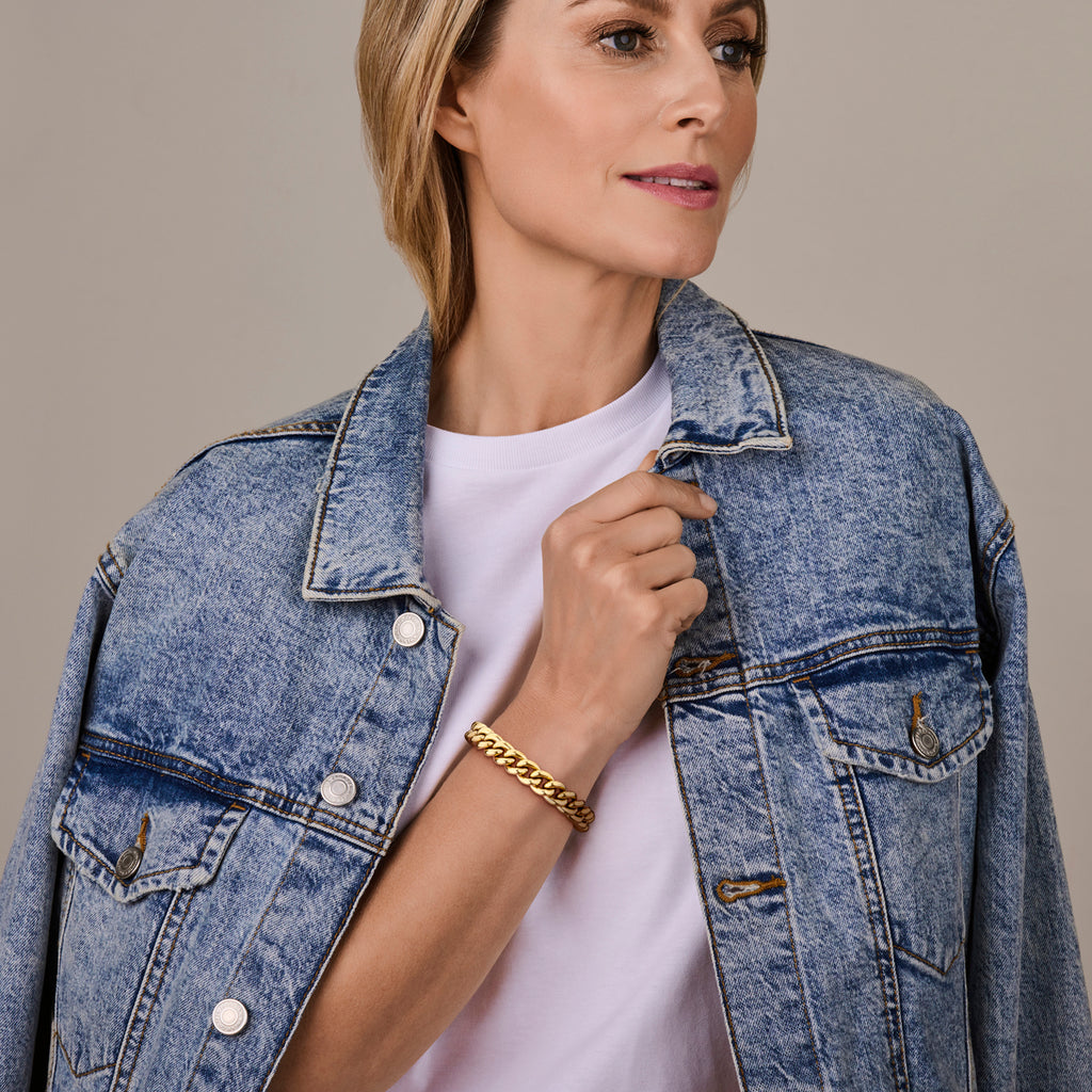 Detail van goudkleurige schakelarmband met karabijnsluiting - City Juwelier