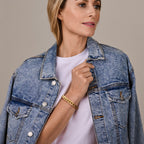 Detail van goudkleurige schakelarmband met karabijnsluiting - City Juwelier