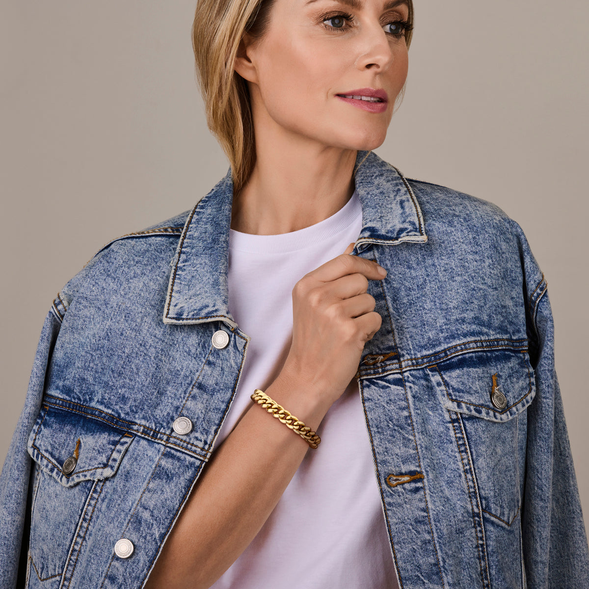 Detail van goudkleurige schakelarmband met karabijnsluiting - City Juwelier