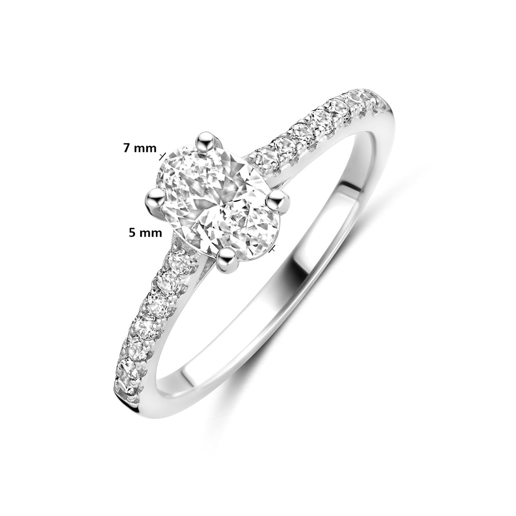 Detail van ovale zirkonia steen in zilveren ring - City Juwelier