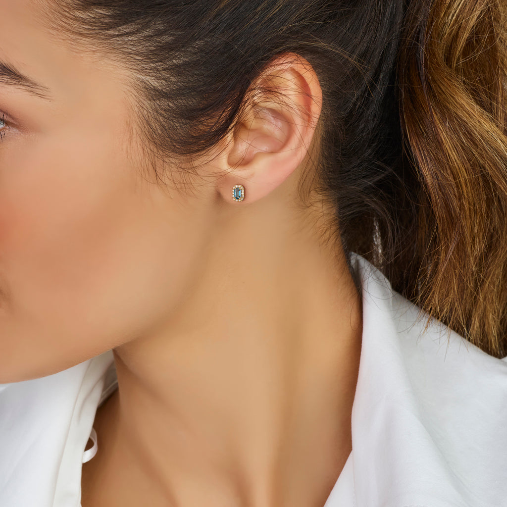 Geelgouden oorknoppen Azurina met blauwe topaas close-up detail voor vrouwen - City Juwelier