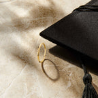 Gouden ring met diamant op hand gedragen - City Juwelier