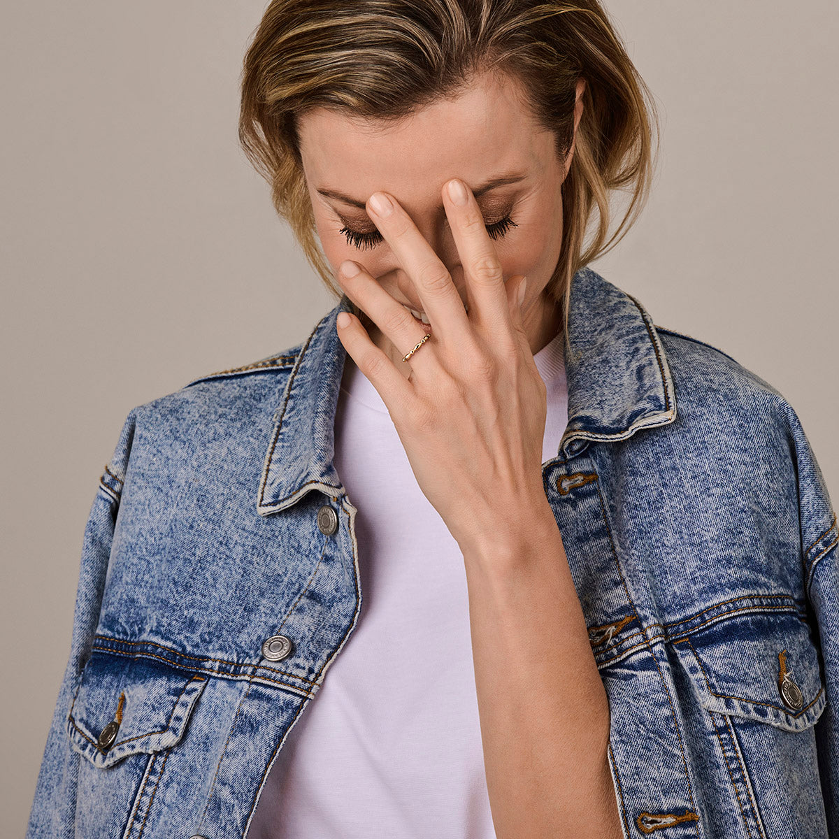 Gouden ring Orindeva close-up van de gladde afwerking in geelgoud - City Juwelier