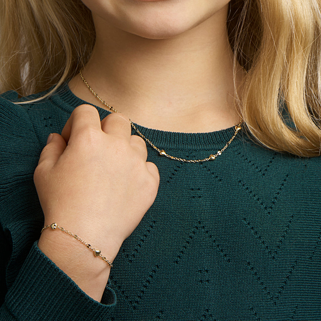 Karabijnsluiting van gouden kinderarmband met hartjes - City Juwelier