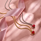Romantische zilveren hart ketting met rode steen op display - City Juwelier