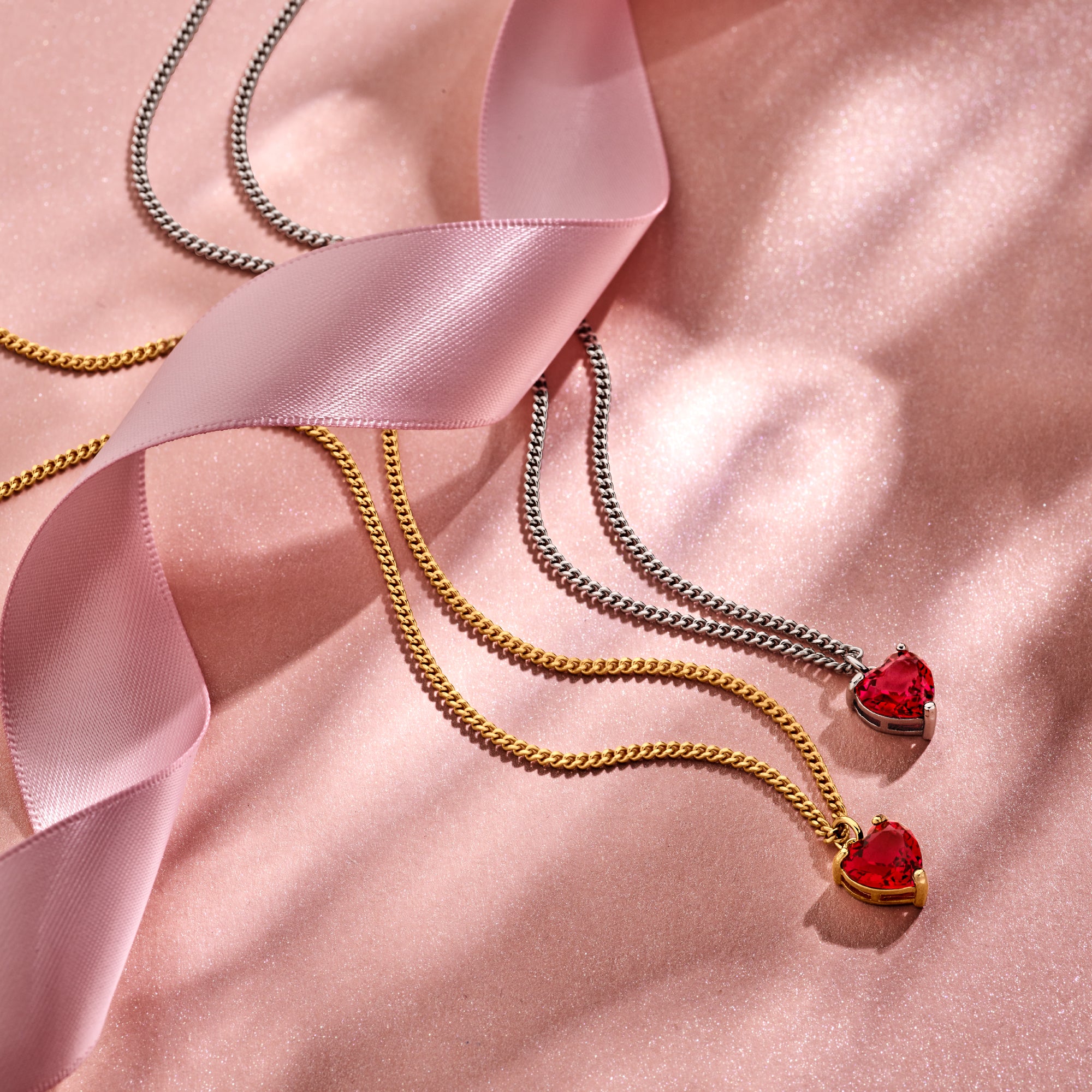 Romantische zilveren hart ketting met rode steen op display - City Juwelier